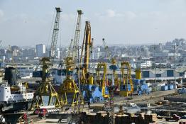 Image du Maroc Professionnelle de  Les grues du port de Casablanca s’activent au déchargement des importations de matériaux fer, bois en provenance des autres continents. 31 Décembre 2003. (Photo / Abdeljalil Bounhar)